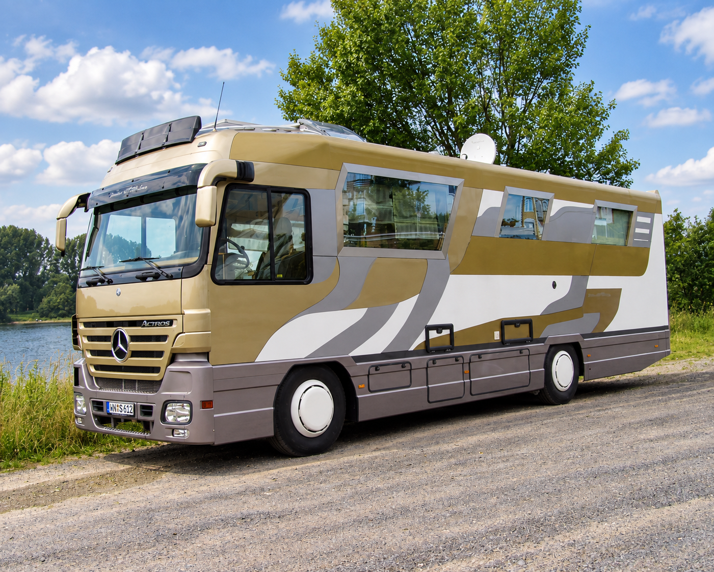 Goldfarbenes Reisemobil auf LKW-Basis der Reisemobil-Profis am Ufer